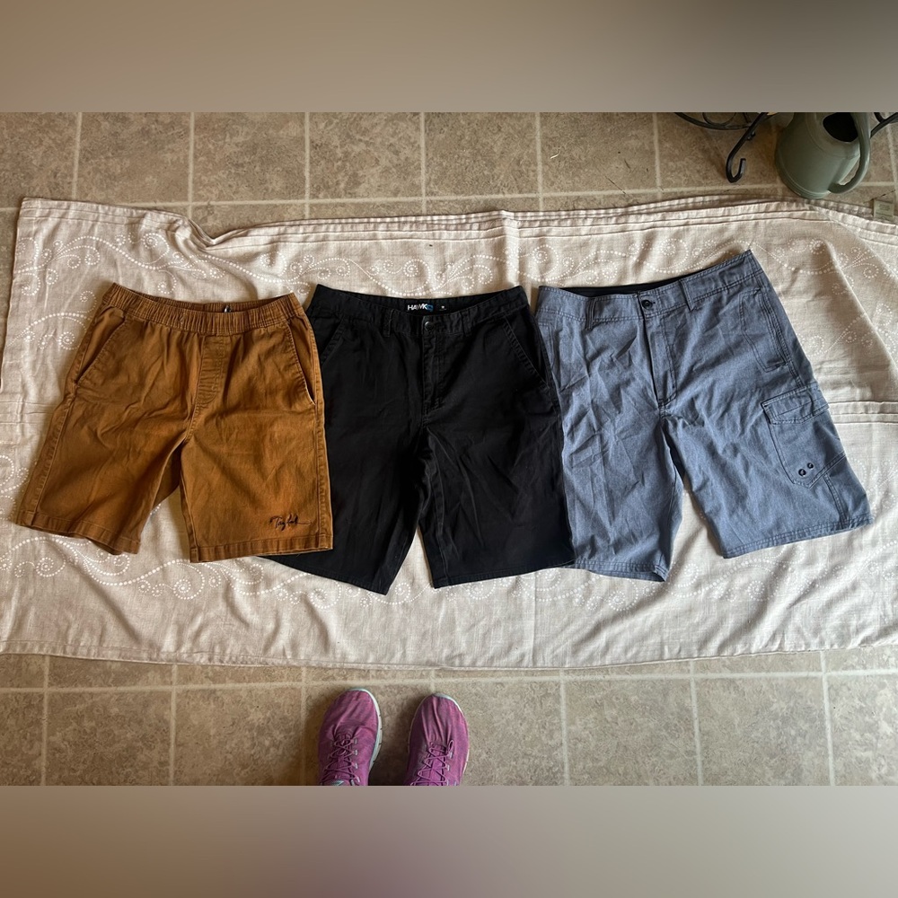 Set of 3 shorts. Two Tony Hawk shorts and one Dvision shorts. All size 32.